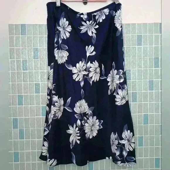 Petite Sophisticate Floral Plus Size Silk Below Knee Skirt Blue and White - Picture 3 of 9